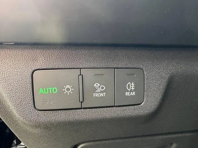 Panneau de commandes d'éclairage intérieur noir avec réglages automatiques et feux antibrouillard avant et arrière sur Audi Q3.
