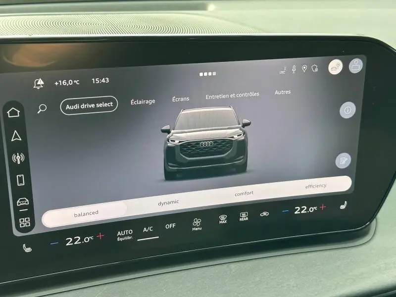 Écran tactile intérieur montrant la vue avant stylisée en noir métallisé de l'Audi Q3 2.0 TDI S line 2026.