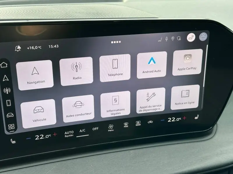 Écran tactile central de l'Audi Q3 2.0 TDI 150ch S line 2026 affichant les options de navigation et connectivité.
