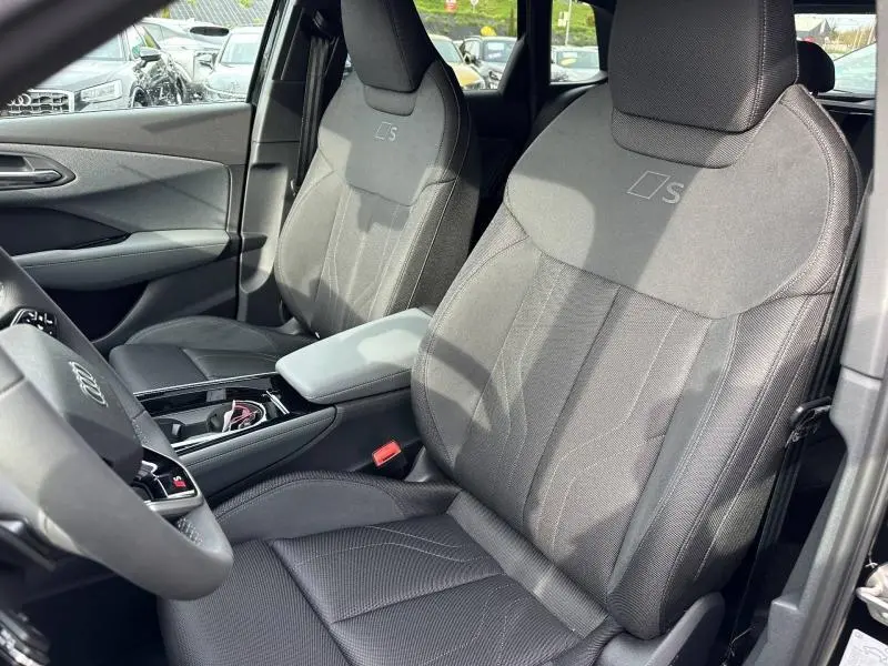 Vue intérieure côté avant droit de l'Audi Q3 2.0 TDI 150ch S line 2026, sièges sport noirs avec logo S brodé.