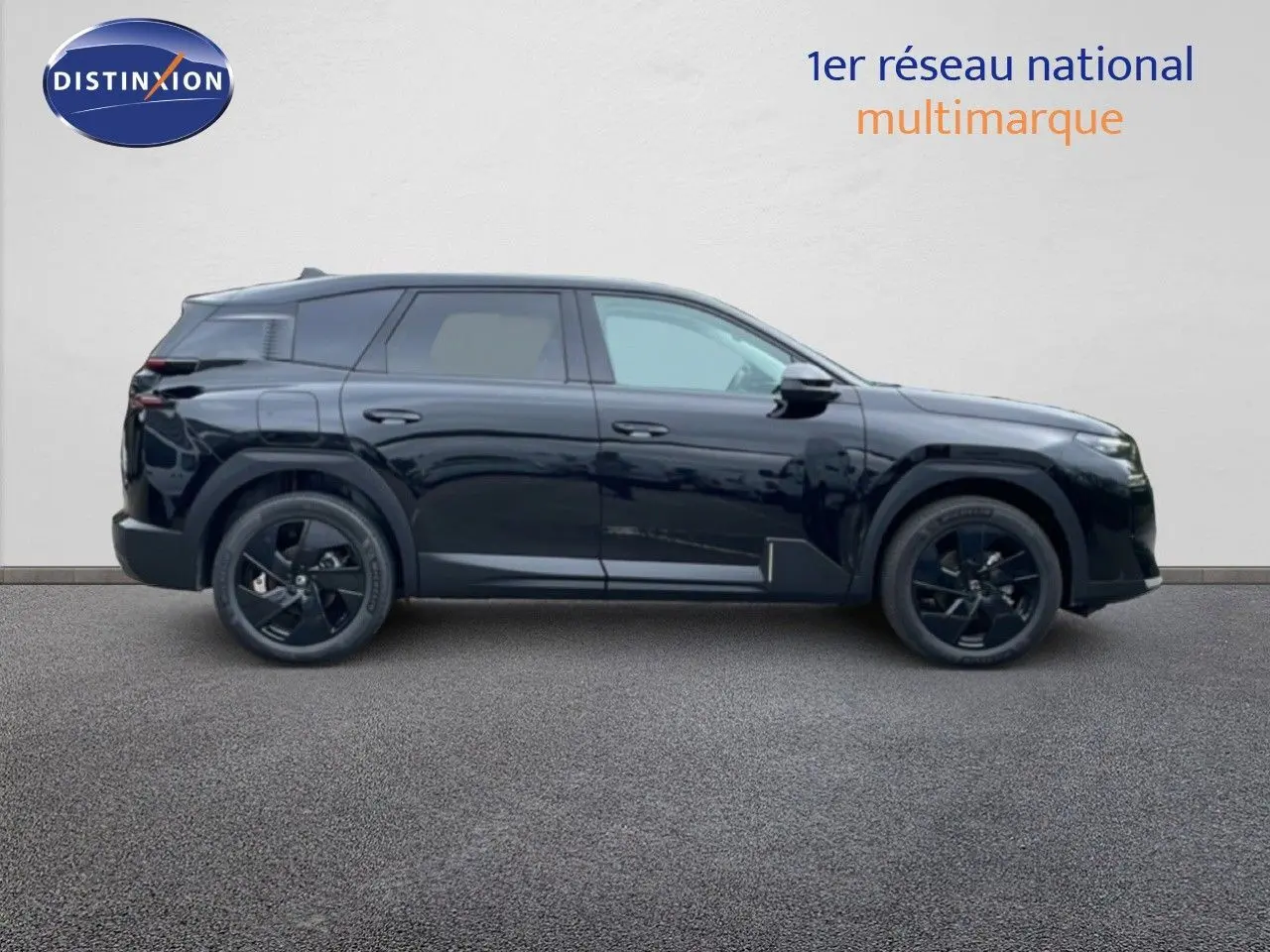 Profil droit d'un Citroën C5 Aircross noir Perla Nera 2026 avec jantes noires et lignes modernes.