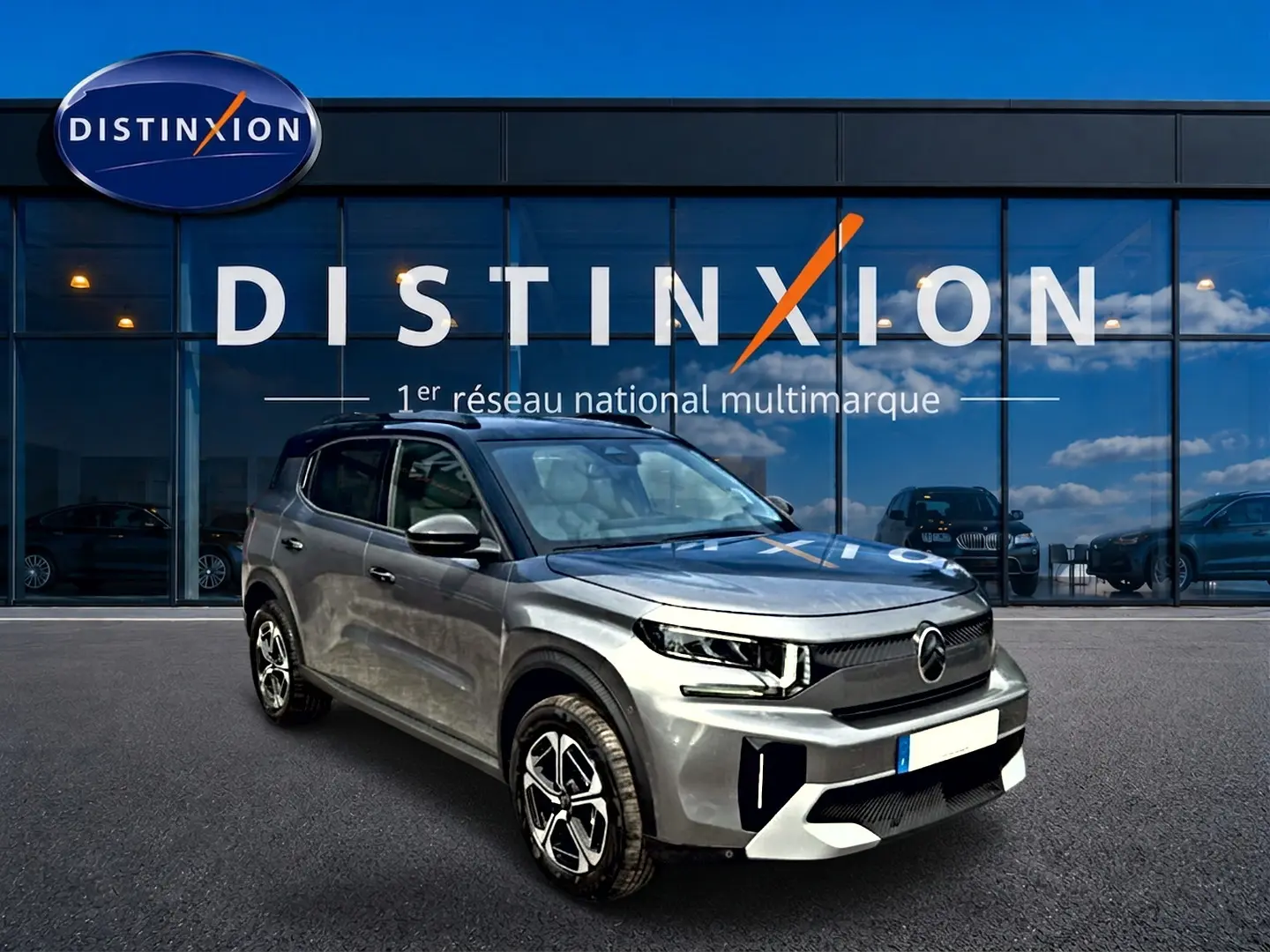 Citroën C3 Aircross gris mercury vue 3/4 avant droit devant vitrine Distinxion avec jantes alu noires et argentées.