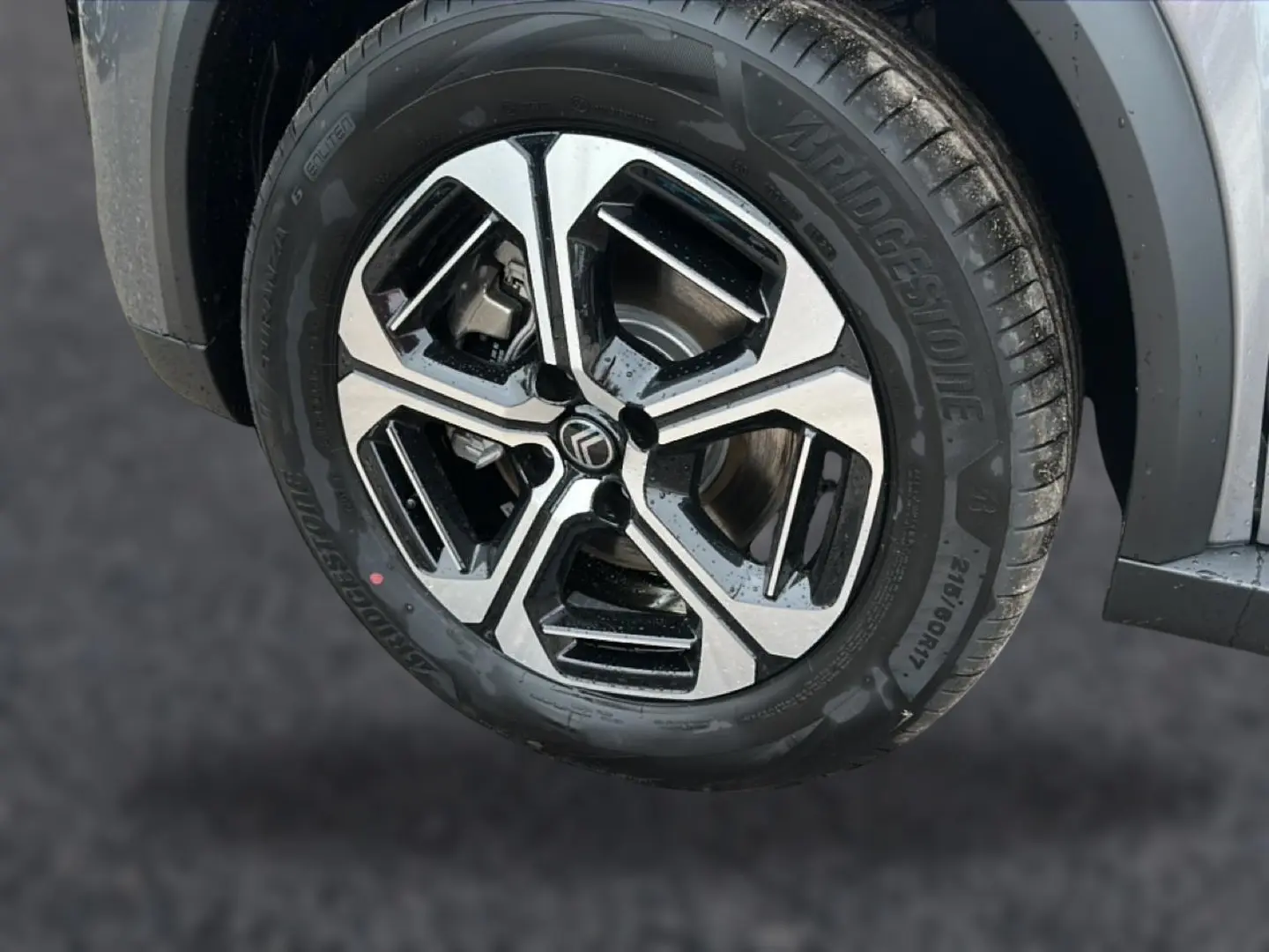 Gros plan sur la roue avant droite gris mercury du Citroën C3 Aircross avec jante alu au design moderne.