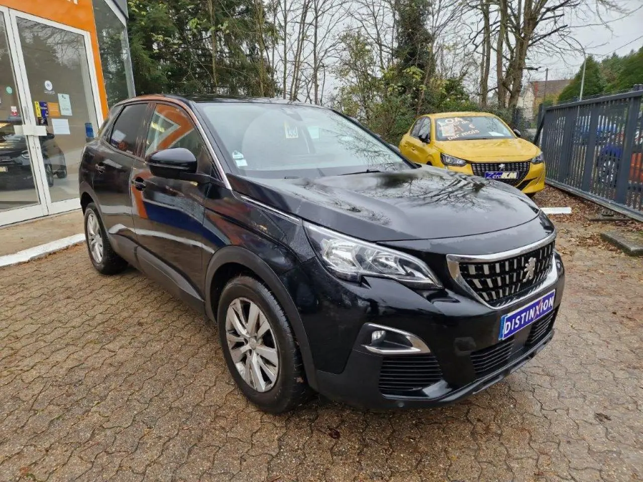 Peugeot 3008 noir vue 3/4 avant droit, avec calandre distinctive et jantes alliage 17 pouces Chicago.