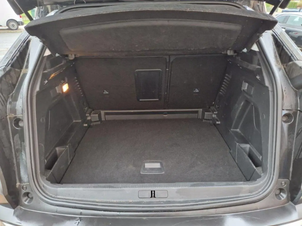 Coffre ouvert d'un Peugeot 3008 noir 2019, vue arrière montrant un espace de rangement spacieux et propre.