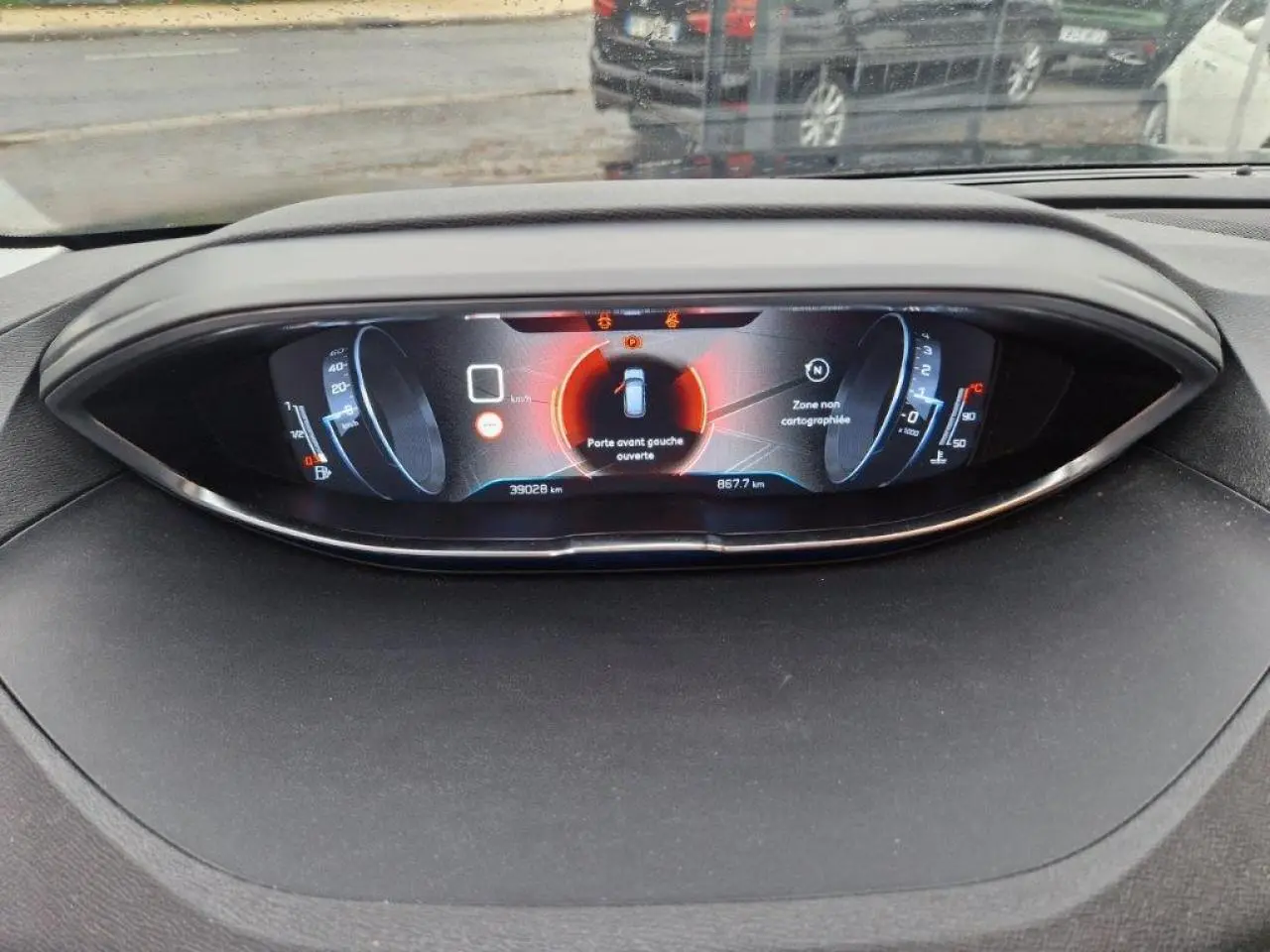 Vue rapprochée du tableau de bord numérique du Peugeot 3008 noir 2019 affichant porte avant gauche ouverte.