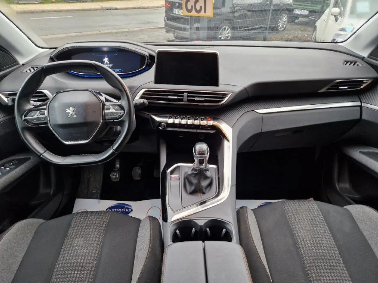 Intérieur avant du Peugeot 3008 noir 2019, volant cuir compact, écran tactile 8 pouces et boîte manuelle visible.