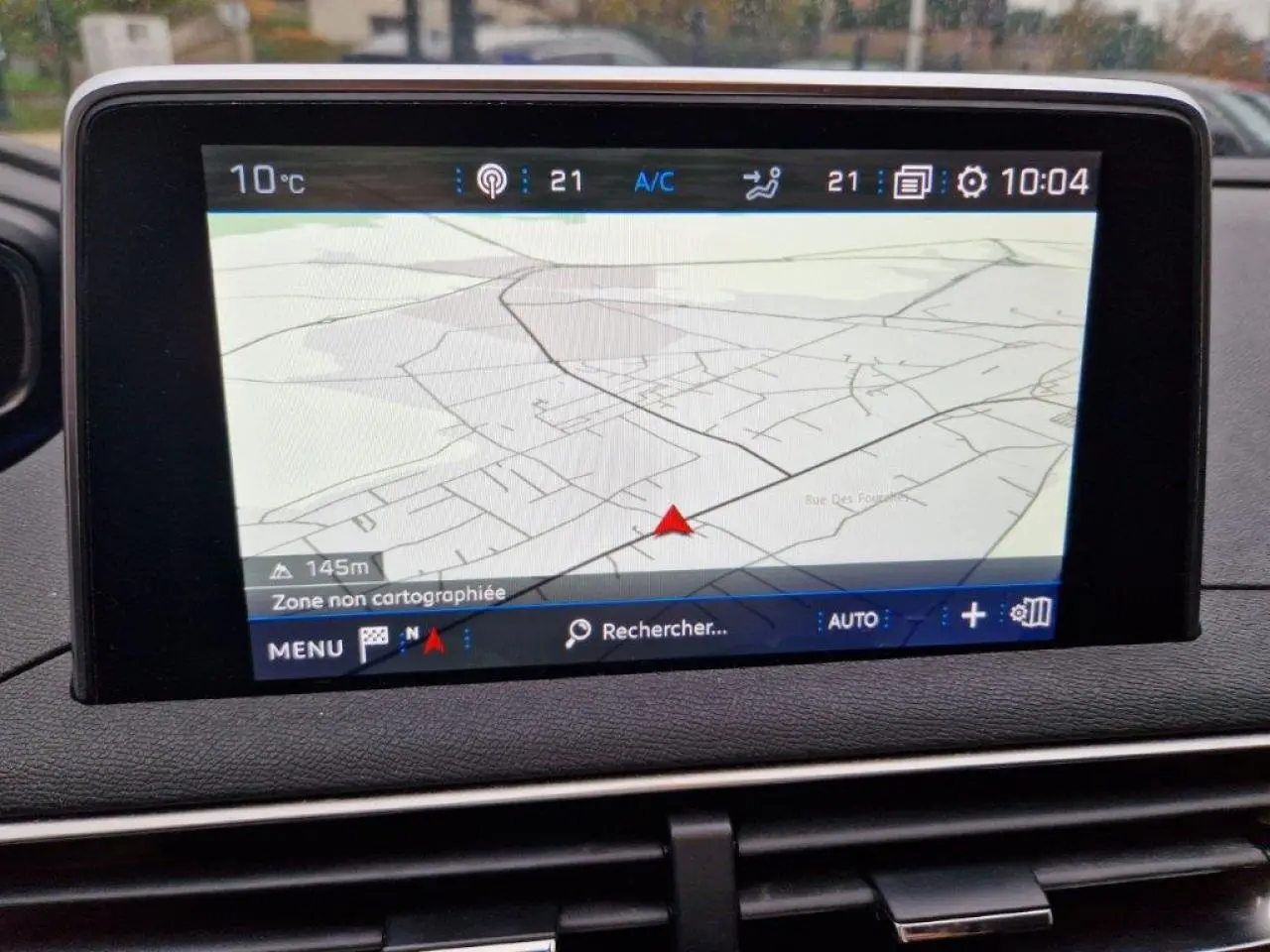 Écran tactile 8 pouces du Peugeot 3008 noir 2019 affichant la navigation 3D connectée dans l'habitacle.