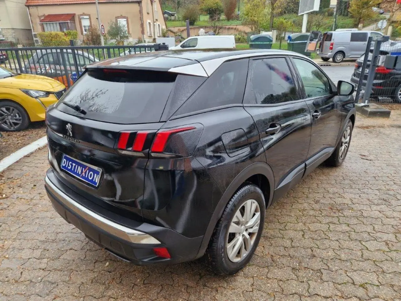 Vue 3/4 arrière droite d'un Peugeot 3008 noir métallisé avec feux arrière à griffes et vitres surteintées.