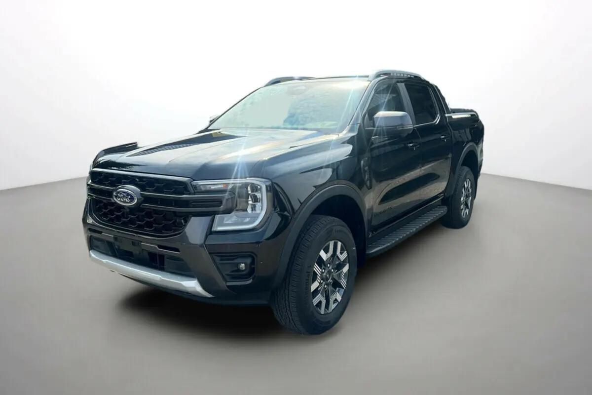 Ford Ranger 2.3 PHEV Wildtrak Plus noir agate vu en 3/4 avant droit avec calandre noire et jantes alliage.