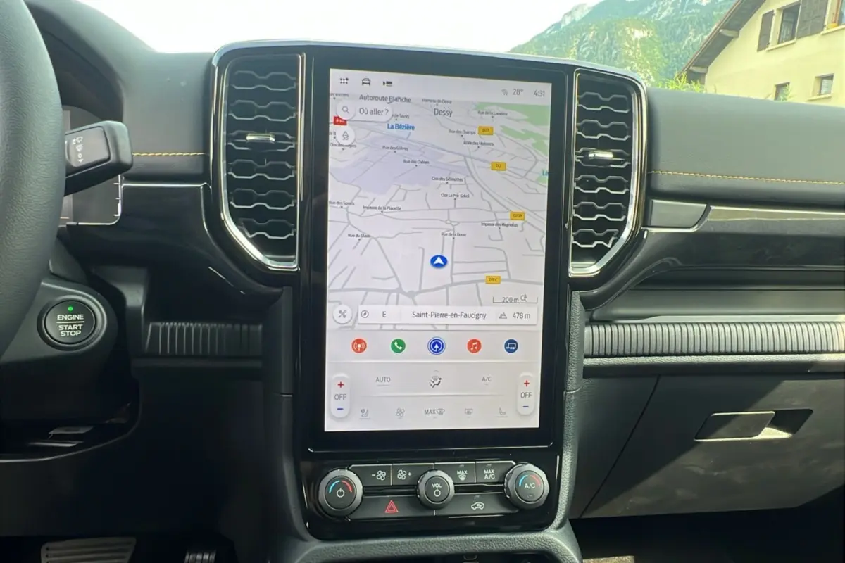 Vue rapprochée de l’écran tactile central et du tableau de bord noir du Ford Ranger 2.3 PHEV 281 Wildtrak Plus 2025.