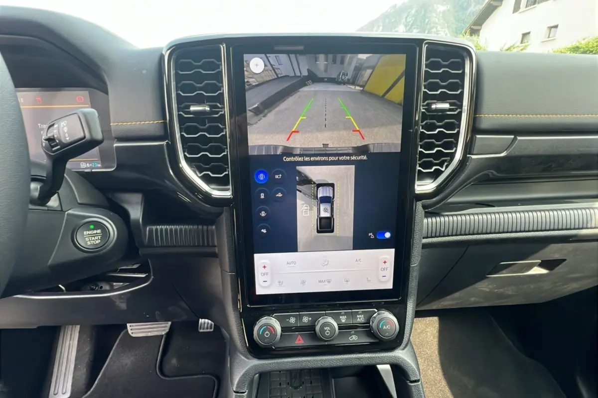 Vue intérieure du tableau de bord du Ford Ranger 2025 Wildtrak Plus avec écran tactile affichant la caméra de recul.