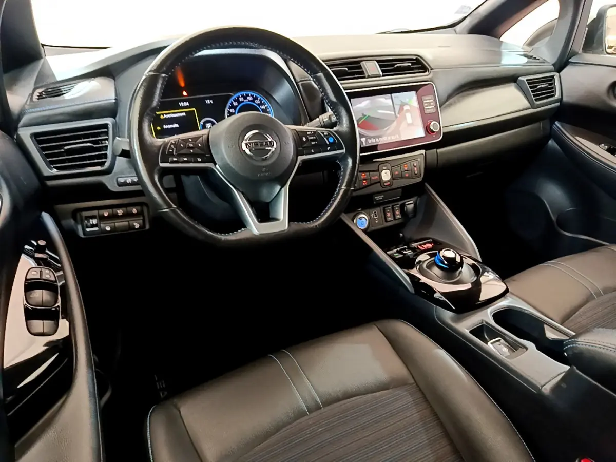 Intérieur du Nissan LEAF 62 kWh 217ch Business+ 2020, vue côté conducteur sur tableau de bord et volant cuir noir.