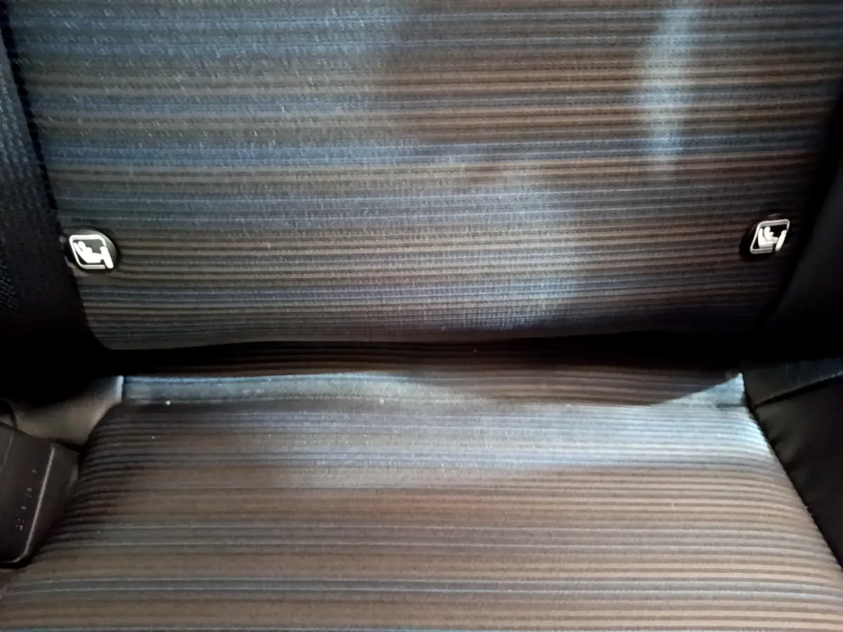 Gros plan sur la banquette arrière rayée gris foncé de la Nissan LEAF 62 kWh 217ch Business+ avec attaches Isofix visibles.