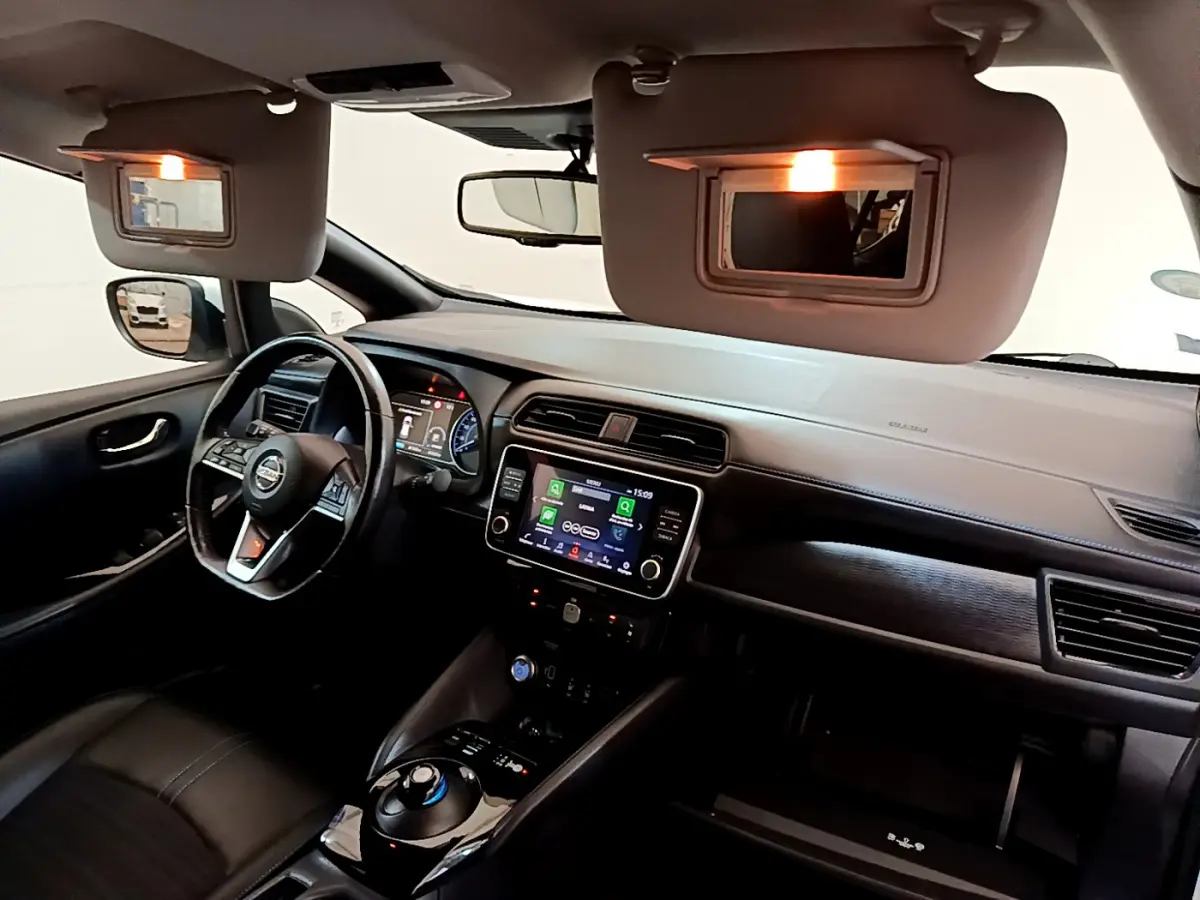 Vue intérieure côté conducteur du tableau de bord noir et écran tactile de la Nissan Leaf 62 kWh 2020.