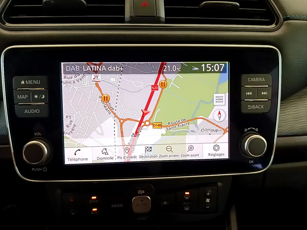 Écran tactile central du tableau de bord de la Nissan Leaf Business+ 2020, affichant la navigation GPS en couleur.