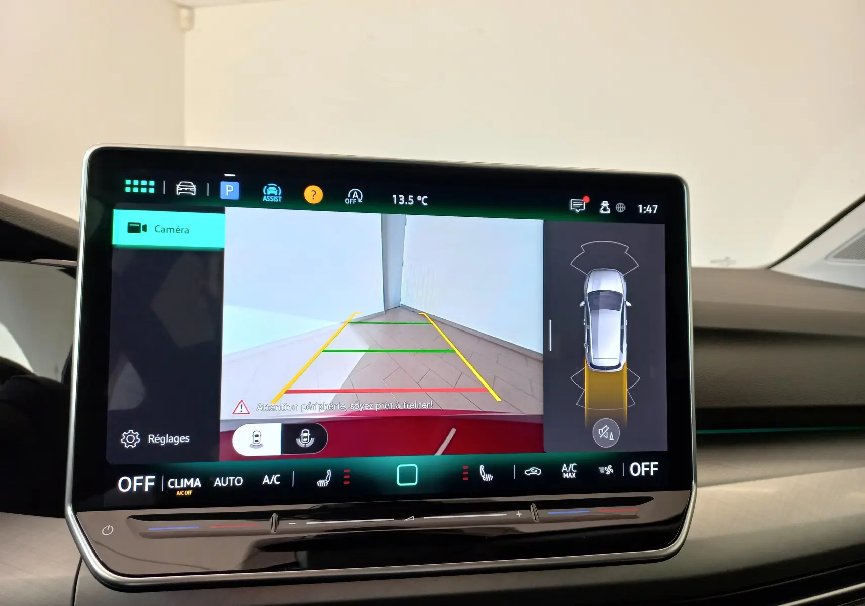 Écran tactile intérieur de la Volkswagen Golf 2.0 TDI 150 DSG7 Style affichant la caméra de recul et les capteurs d'aide au stationnement.