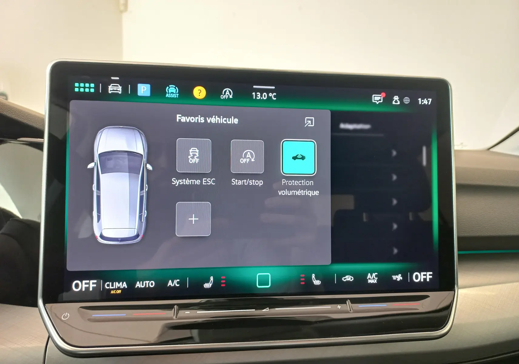 Écran tactile central de la Volkswagen Golf 2.0 TDI 150 DSG7 Style affichant les options de sécurité et climatisation intérieure.