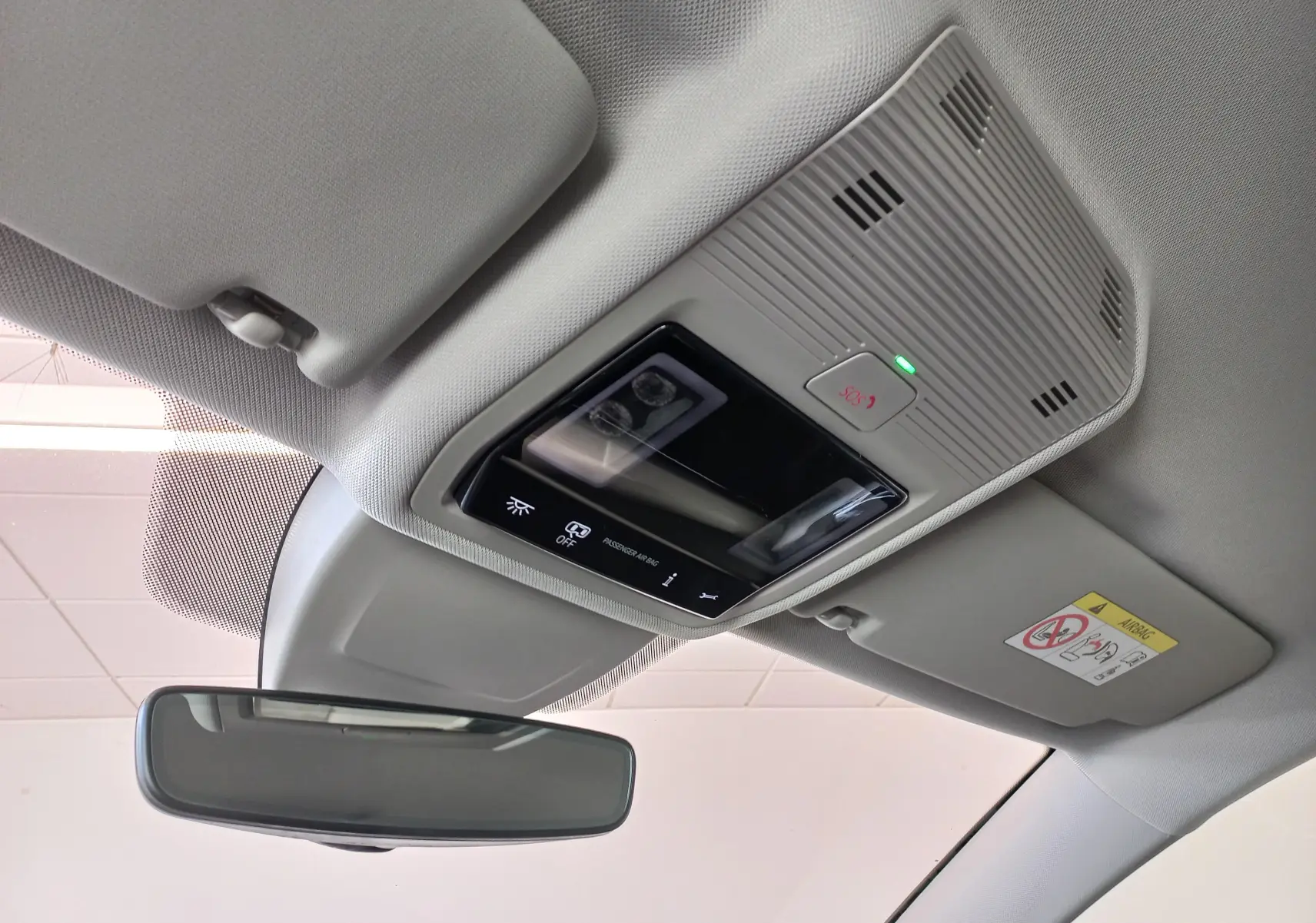 Vue intérieure du plafonnier et du rétroviseur central d'une Volkswagen Golf 2.0 TDI 150 DSG7 Style 2024.