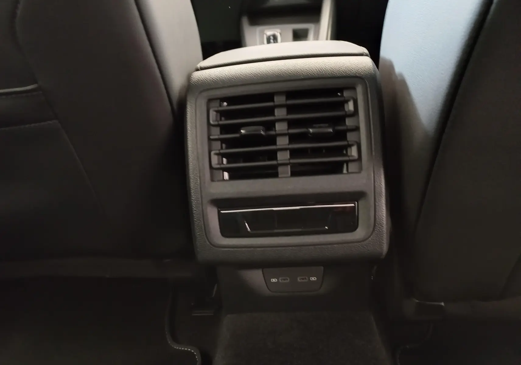 Vue rapprochée de la sortie d'air arrière et des ports USB du Volkswagen Golf 2.0 TDI 150 DSG7 Style 2024.