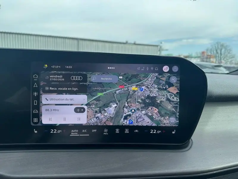 Écran tactile du système de navigation de l'Audi Q3 gris 2026, affichant une carte satellite en intérieur.
