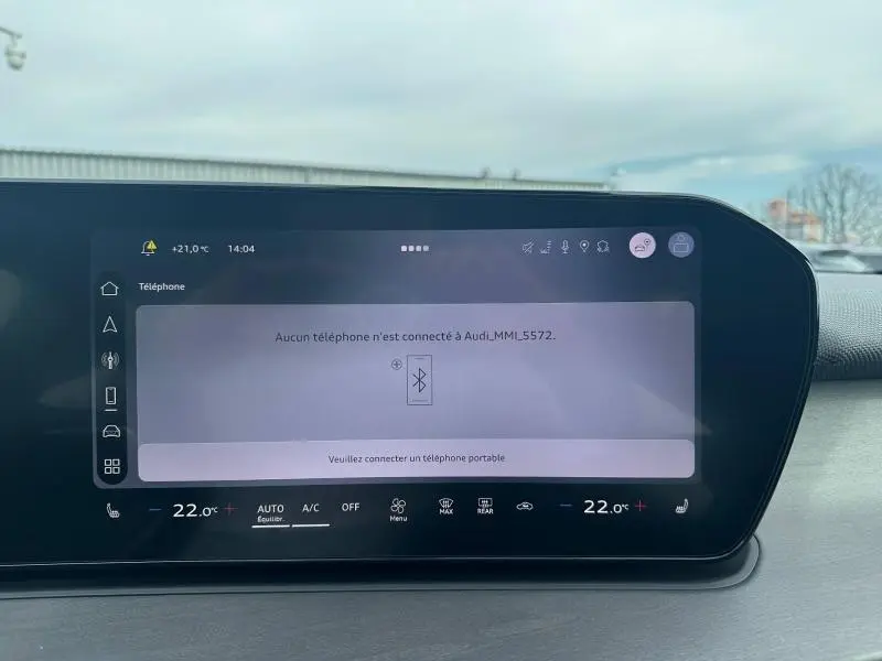 Vue intérieure du tableau de bord de l'Audi Q3 2026, écran central tactile affichant la connexion Bluetooth inactive.
