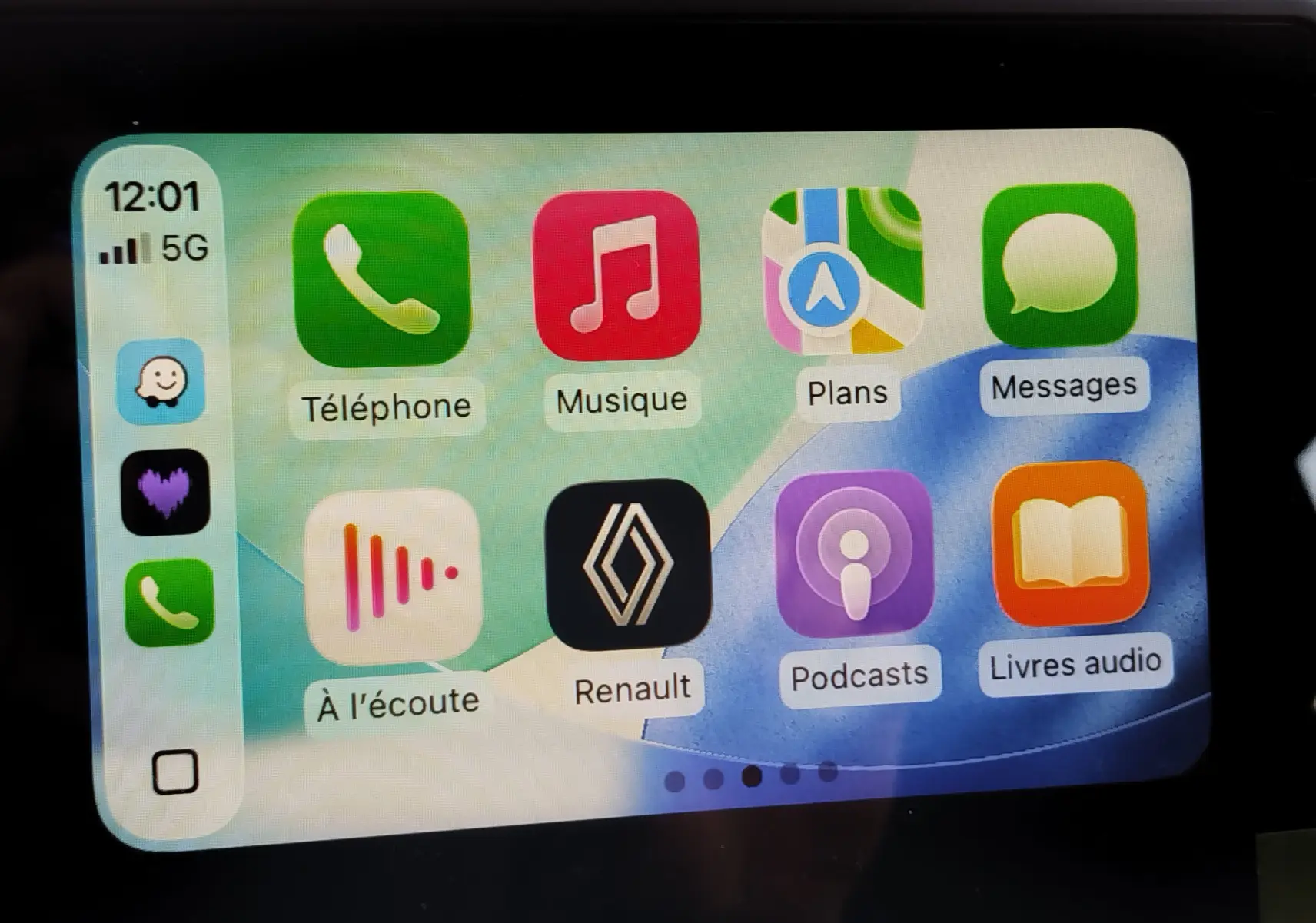 Écran tactile intérieur de la Renault Clio 1.6 E-Tech 140ch Limited noir, affichant les applications connectées.