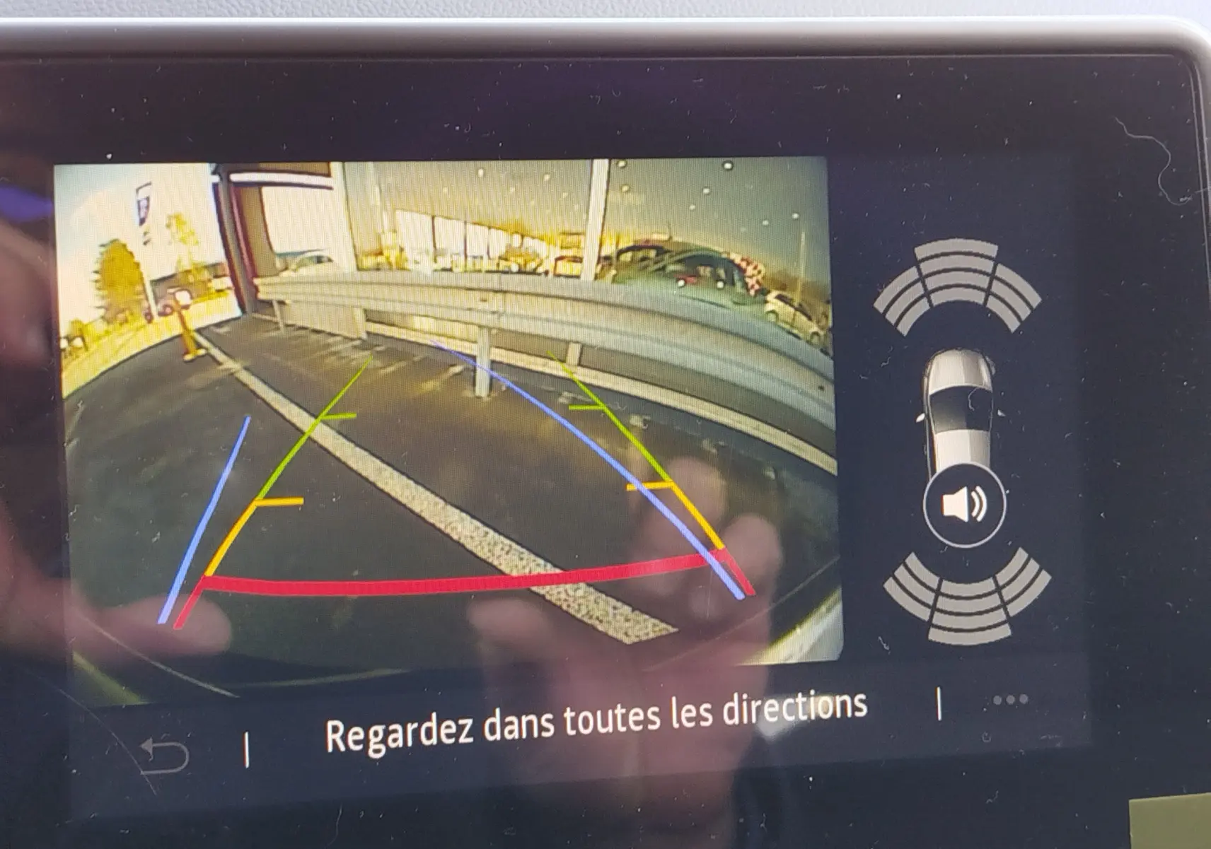 Affichage de la caméra de recul de la Renault Clio 1.6 E-Tech noir étoile, montrant l'arrière avec guidage de trajectoire coloré.