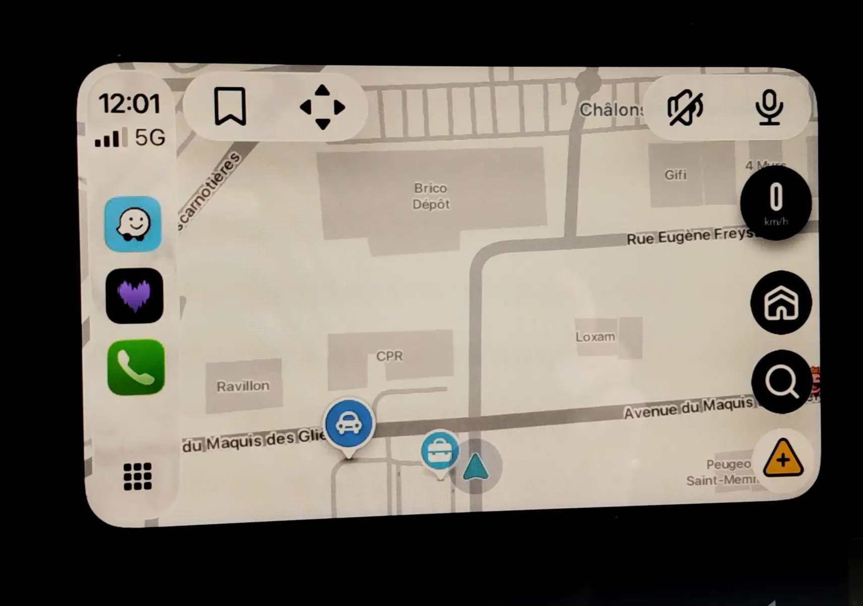 Affichage de l'écran de navigation intérieur de la Renault Clio 1.6 E-Tech noir étoile, vue centrée sur la carte GPS.