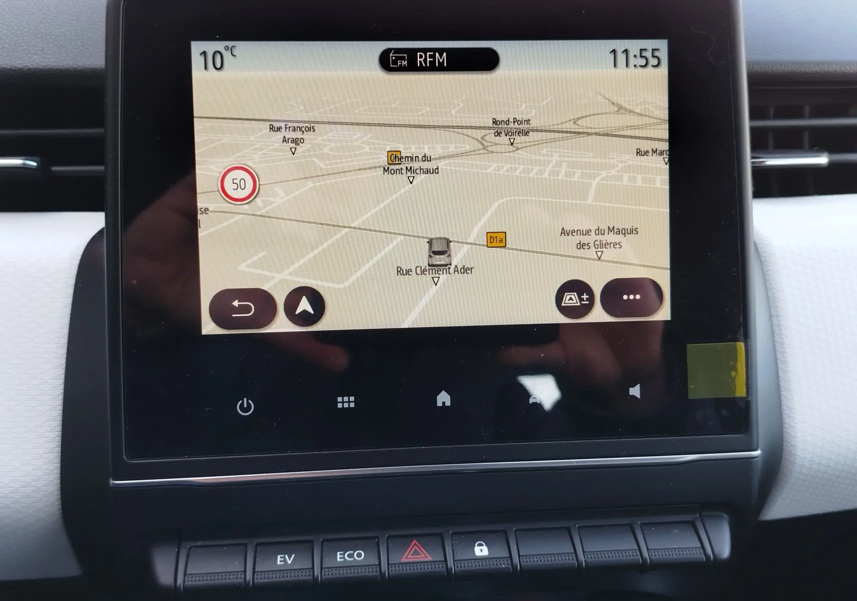 Écran central tactile de la Renault Clio 1.6 E-Tech 2022 affichant la navigation avec carte et commandes EV, ECO en dessous.