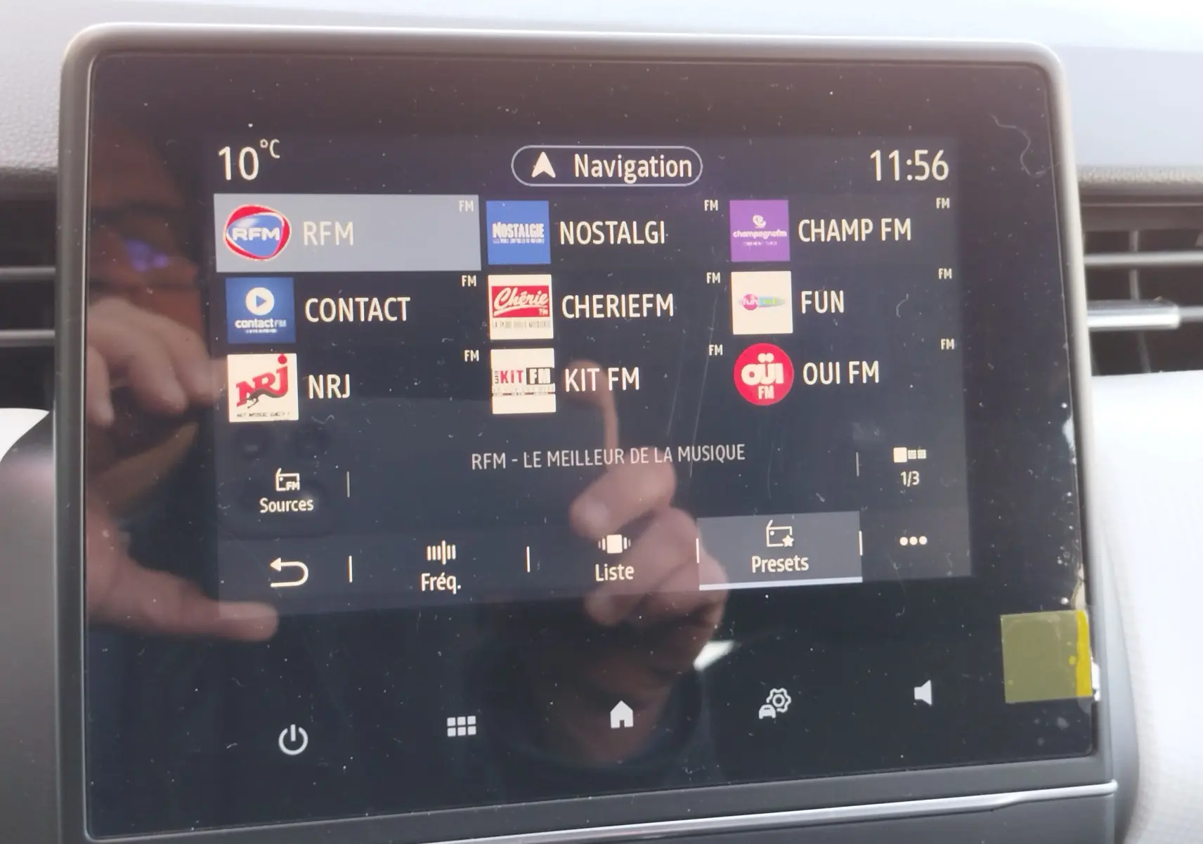 Écran tactile central de la Renault Clio 1.6 E-Tech 140ch Limited 2022 affichant les stations radio FM.