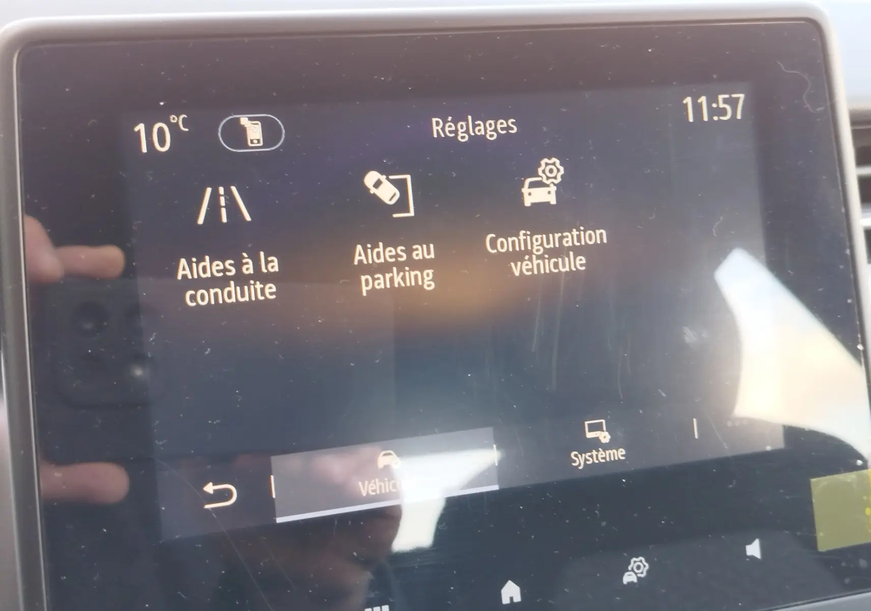 Écran tactile central de la Renault Clio 1.6 E-Tech 140ch Limited 2022 affichant les réglages d’aides à la conduite et au parking.