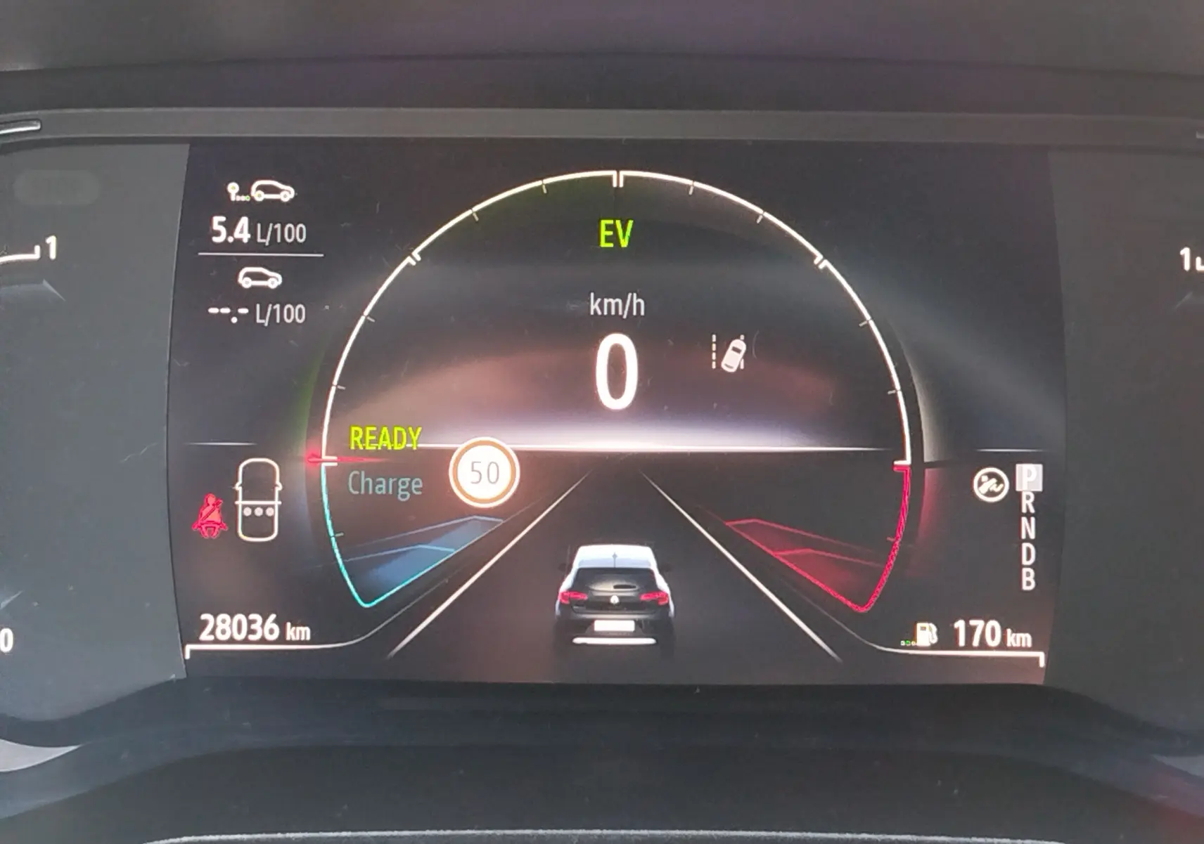 Affichage numérique du tableau de bord de la Renault Clio 1.6 E-Tech, montrant la vitesse à 0 km/h et l'autonomie restante.