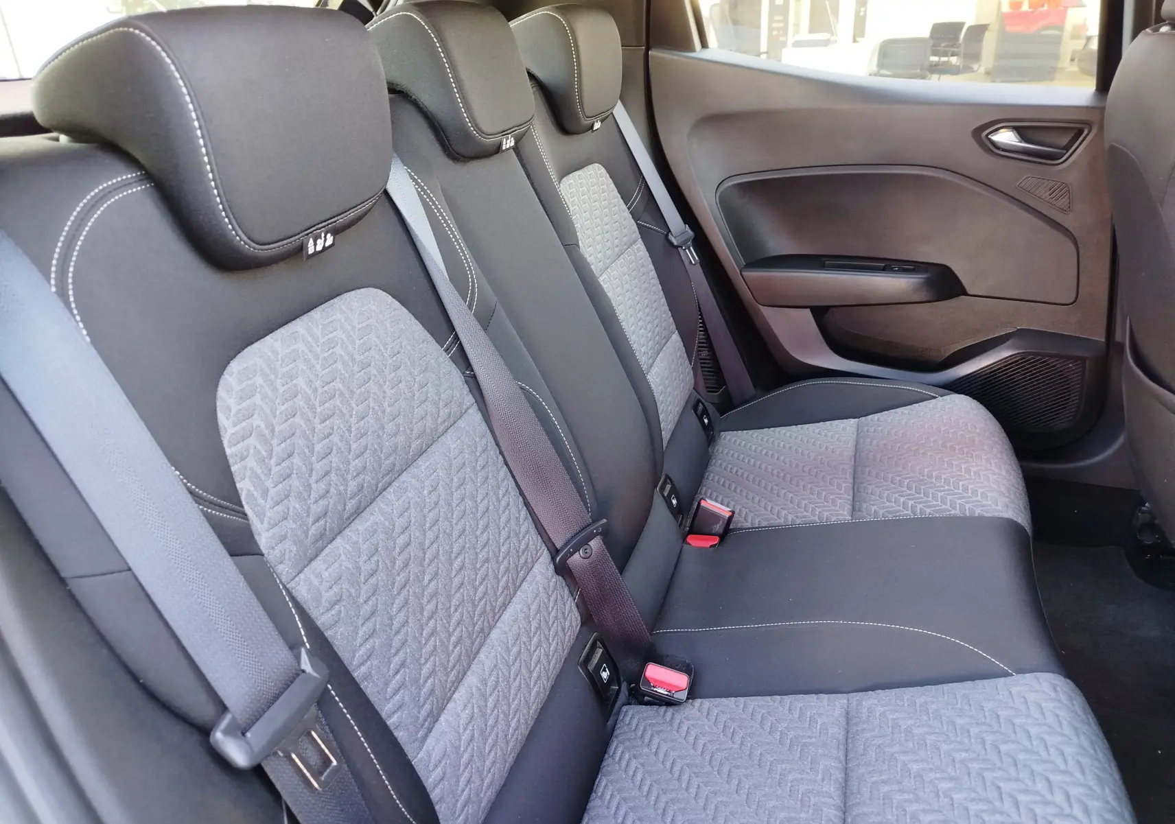 Vue intérieure côté droit des sièges arrière gris et noirs de la Renault Clio 1.6 E-Tech 140ch Limited 2022.
