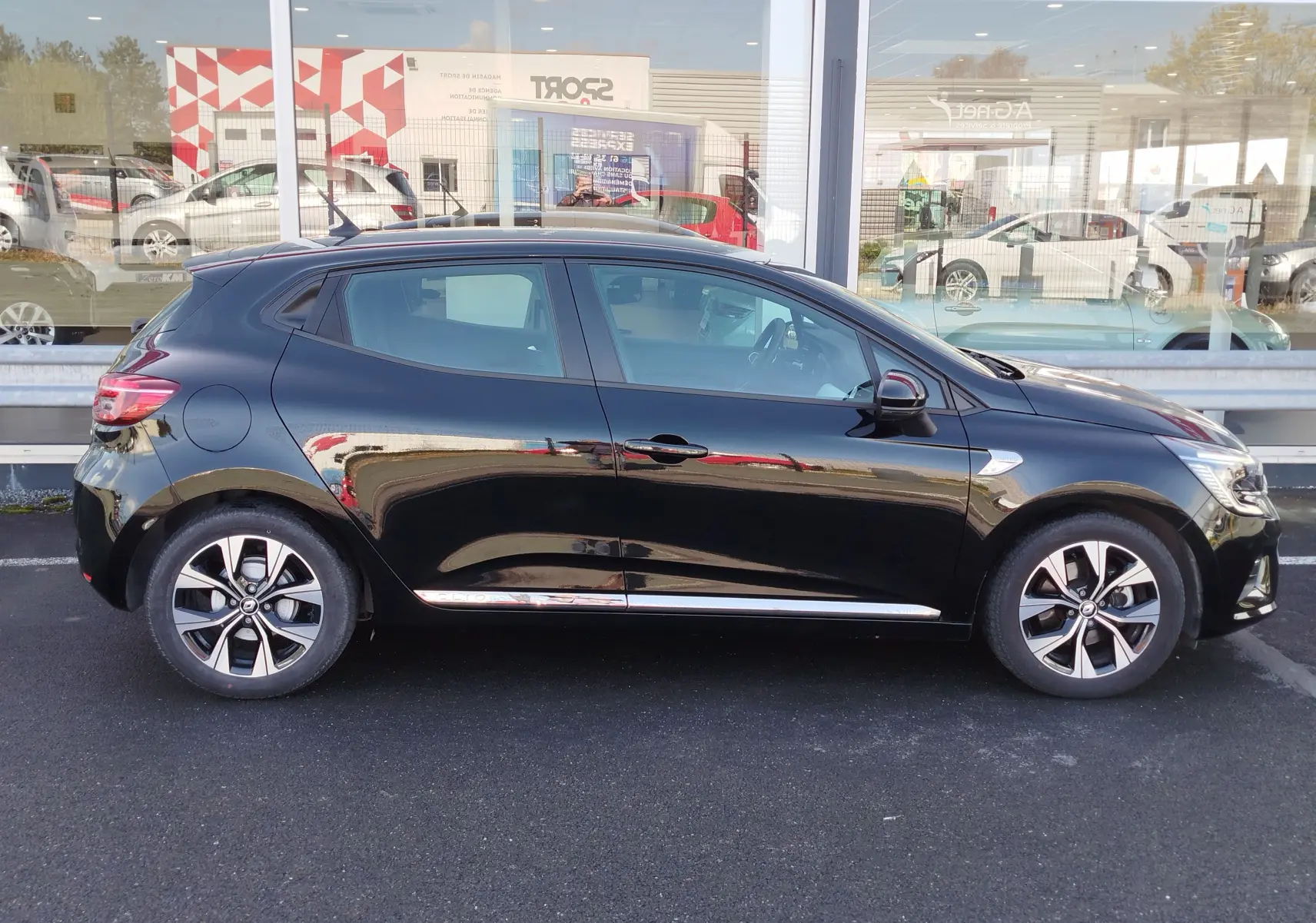 Profil latéral droit d'une Renault Clio 1.6 E-Tech 140ch Limited 2022 en noir étoile avec jantes alliage et détails chromés.