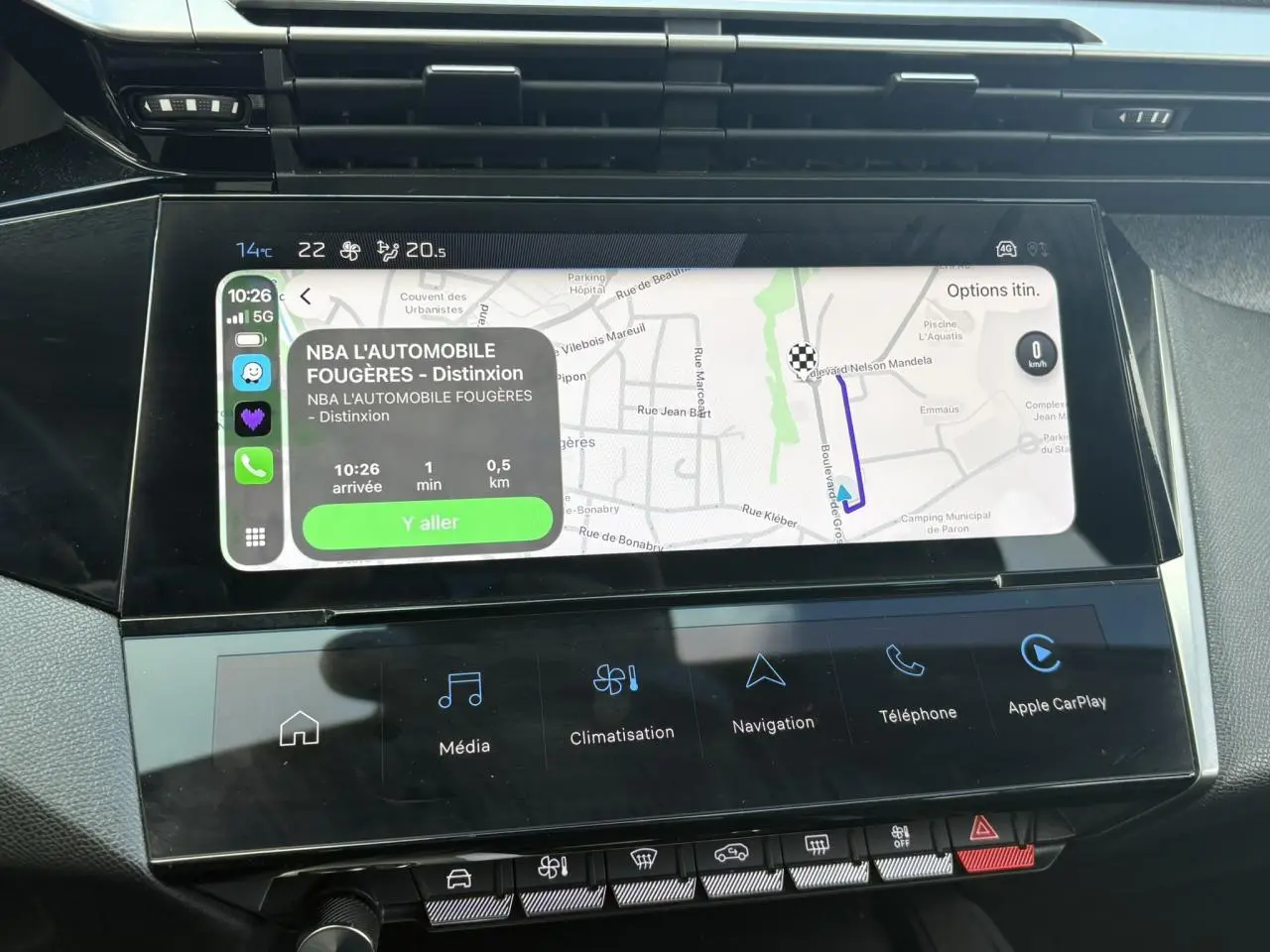 Écran tactile central 10 pouces de la Peugeot 308 2024 affichant la navigation et Apple CarPlay, intérieur noir.