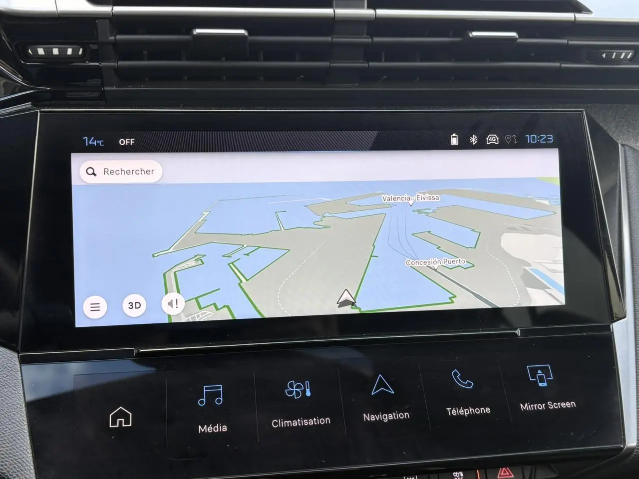 Écran tactile 10 pouces du GPS avec navigation affichée dans l’habitacle de la Peugeot 308 Bleu Obsession.