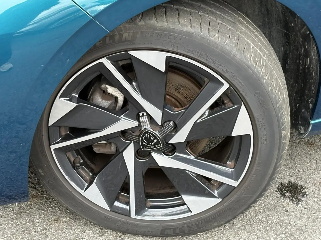 Gros plan sur la jante alliage 17'' bicolore de la Peugeot 308 Bleu Obsession côté gauche.