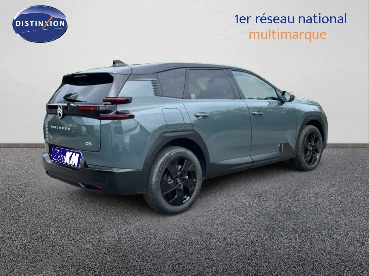 Vue 3/4 arrière droite du Citroën C5 Aircross 2026 vert Astoria métallisé avec jantes noires et toit noir contrasté.