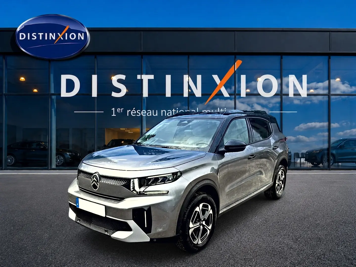 Citroën C3 Aircross gris mercury vue 3/4 avant droit avec jantes alu et toit noir devant showroom Distinxion.