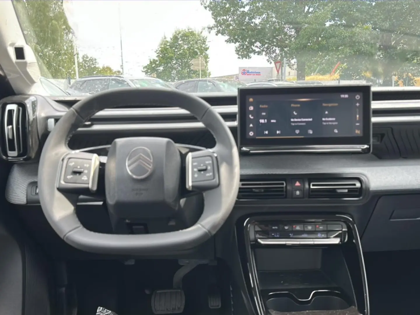 Vue intérieure frontale du tableau de bord et volant gris du Citroën C3 Aircross avec écran tactile et commandes au volant.
