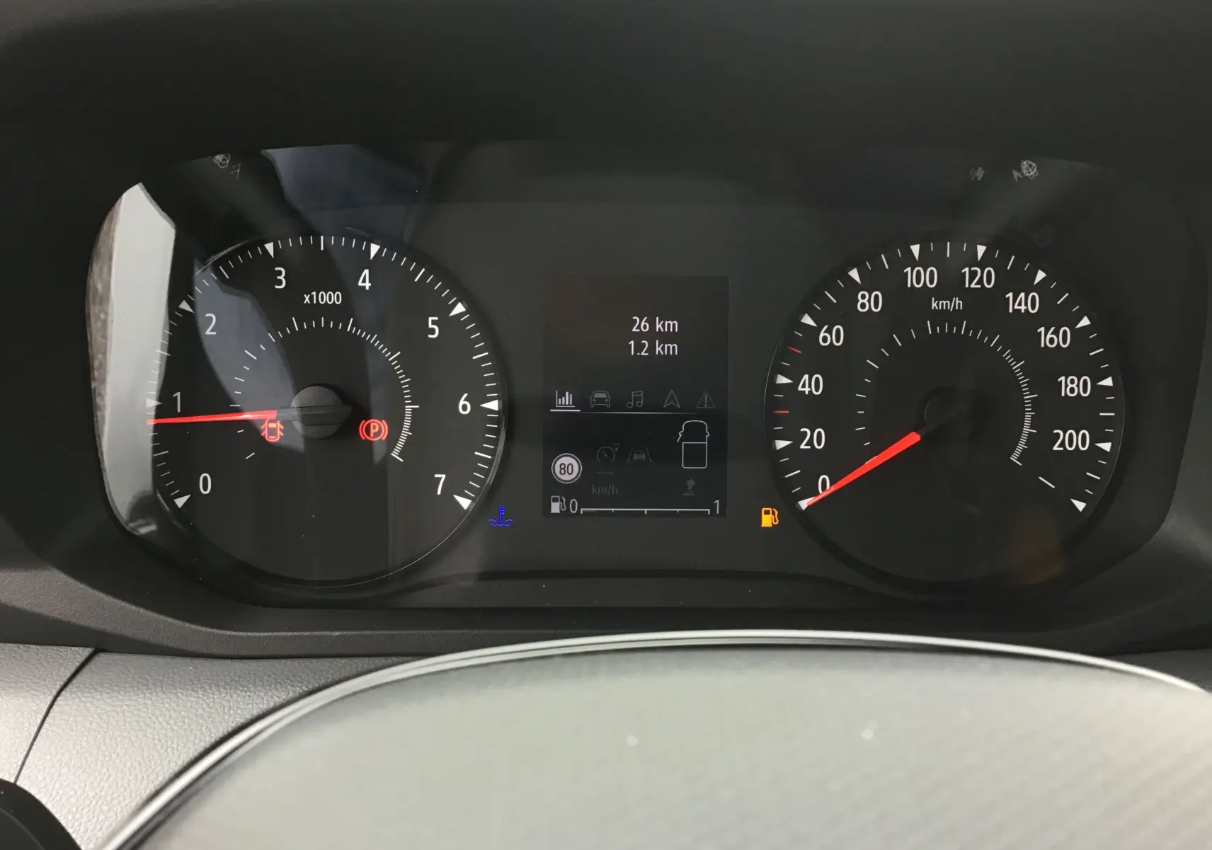 Vue rapprochée du tableau de bord du Renault Master blanc 2025, affichant compte-tours, vitesse et écran digital central.