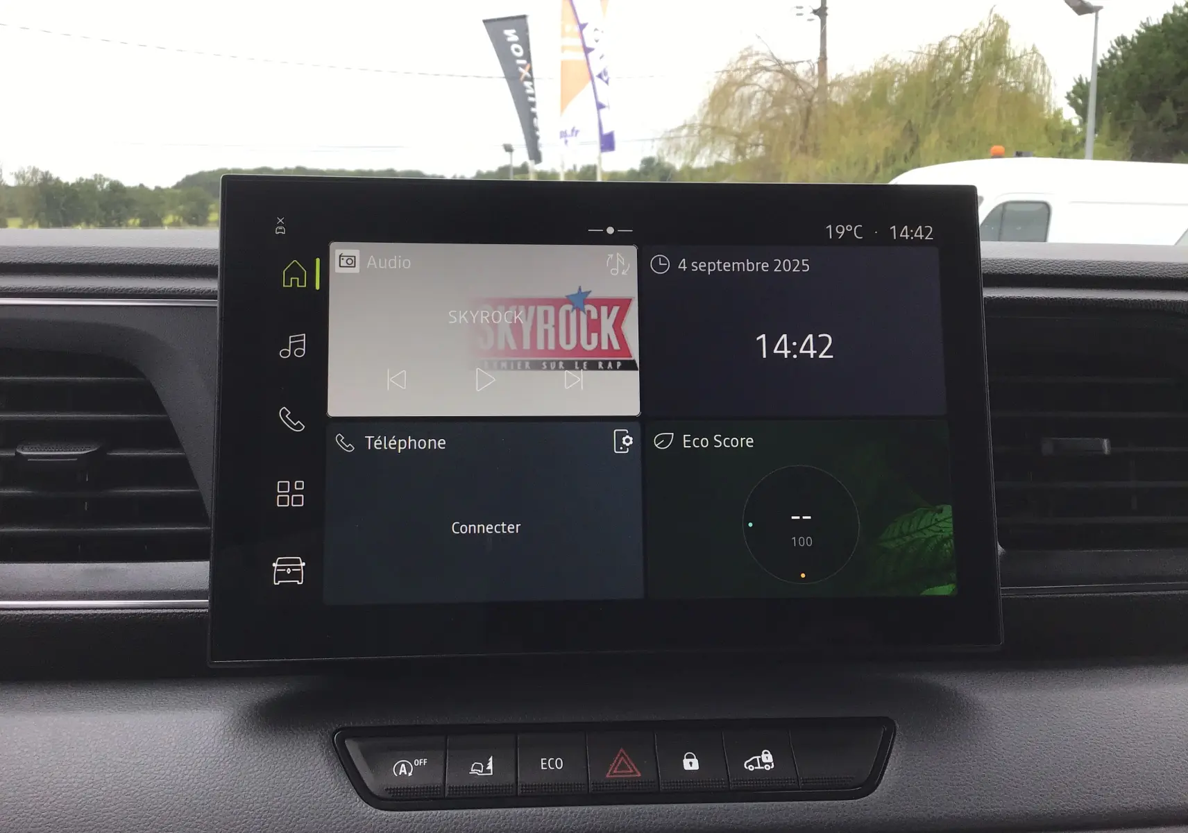 Écran tactile multimédia openR Link 10'' du Renault Master blanc 2025 affichant radio, téléphone et score éco.