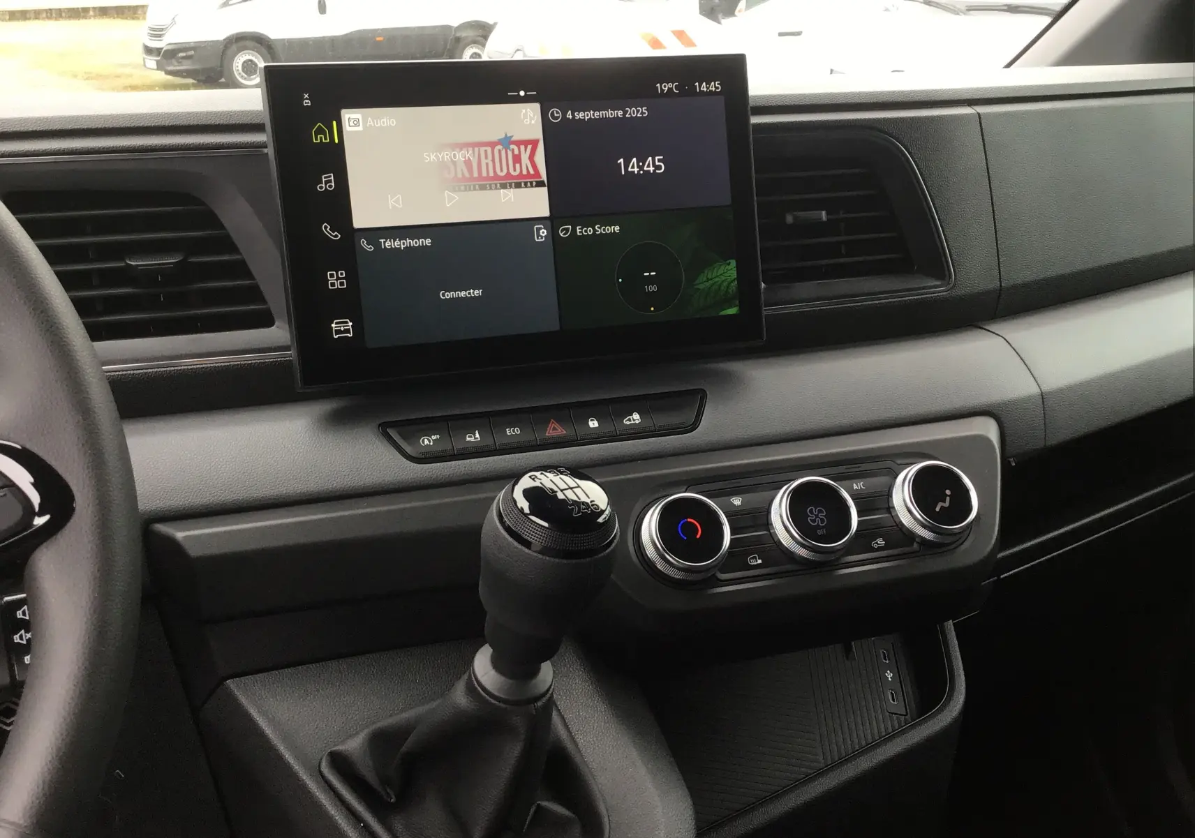 Vue intérieure du tableau de bord du Renault Master 2025 avec boîte manuelle et écran tactile multimédia openR link 10 pouces.
