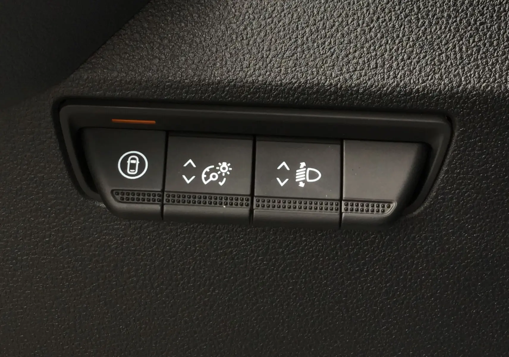 Gros plan sur les boutons de réglage des feux et du verrouillage dans l'habitacle du Renault Master blanc 2025.