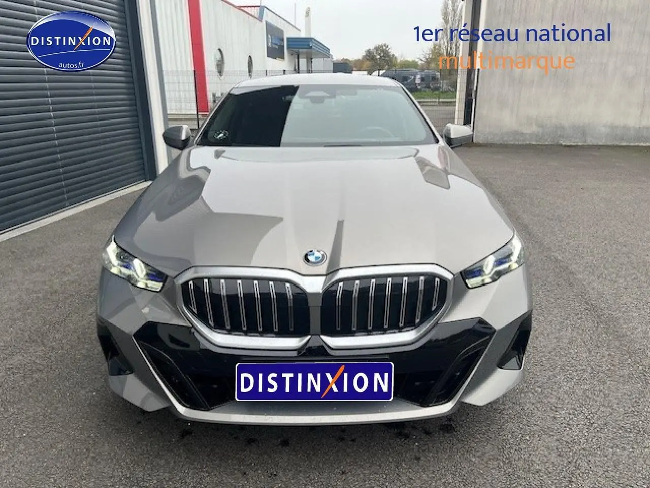 Vue frontale d'une BMW Série 5 gris métallisé (520da M Sport) avec calandre imposante et phares LED allumés.