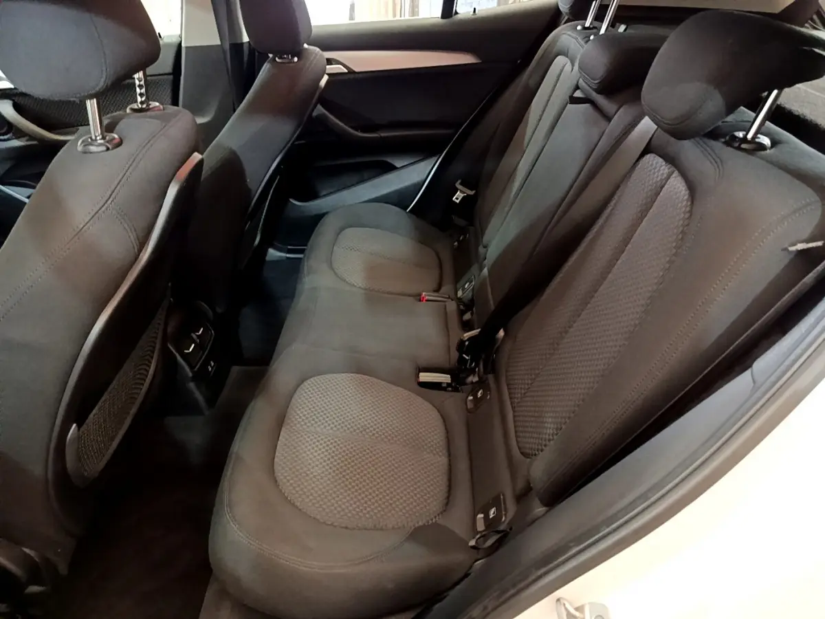 Vue intérieure côté droit des sièges arrière noirs du BMW X2 blanc sDrive18i Business DesignDKG7 2023.