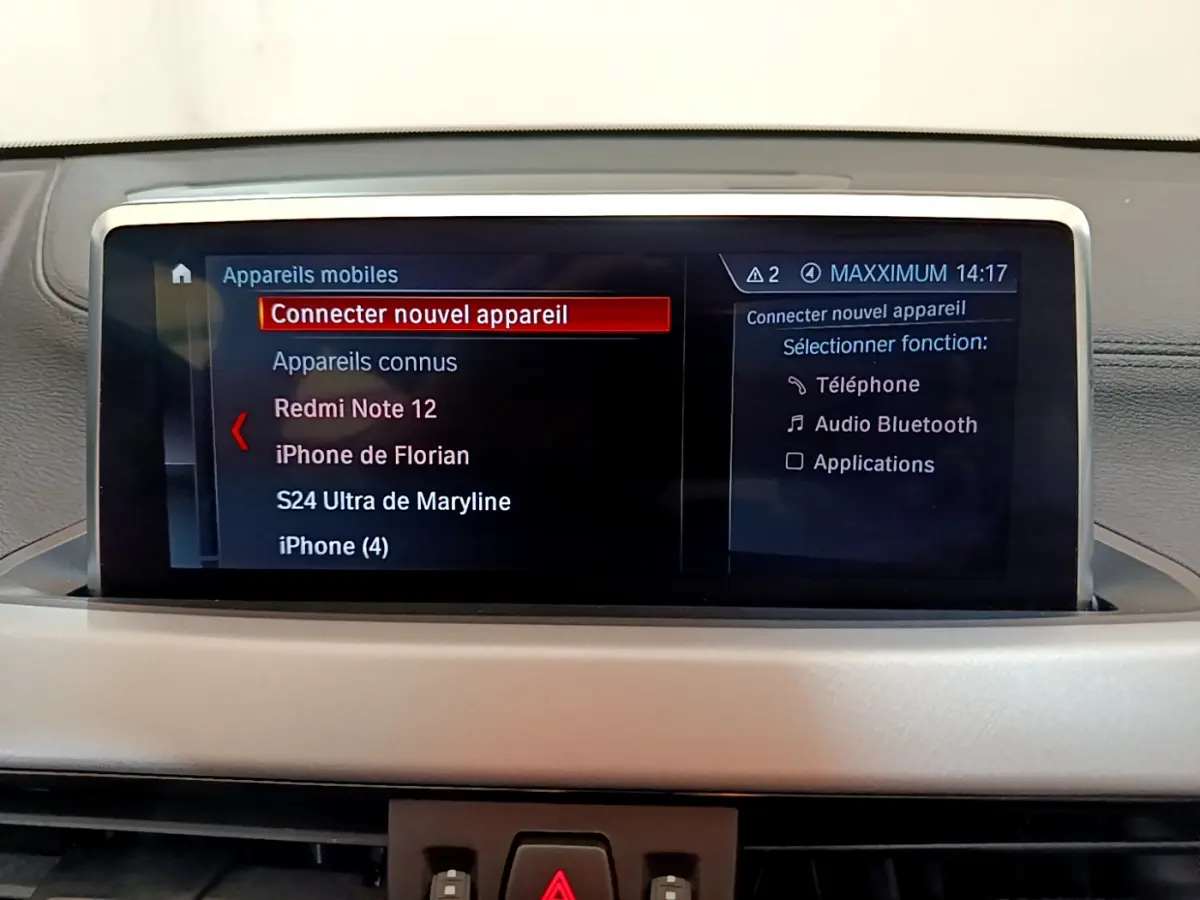 Écran central du tableau de bord du BMW X2 2023 affichant le menu de connexion Bluetooth des appareils mobiles.
