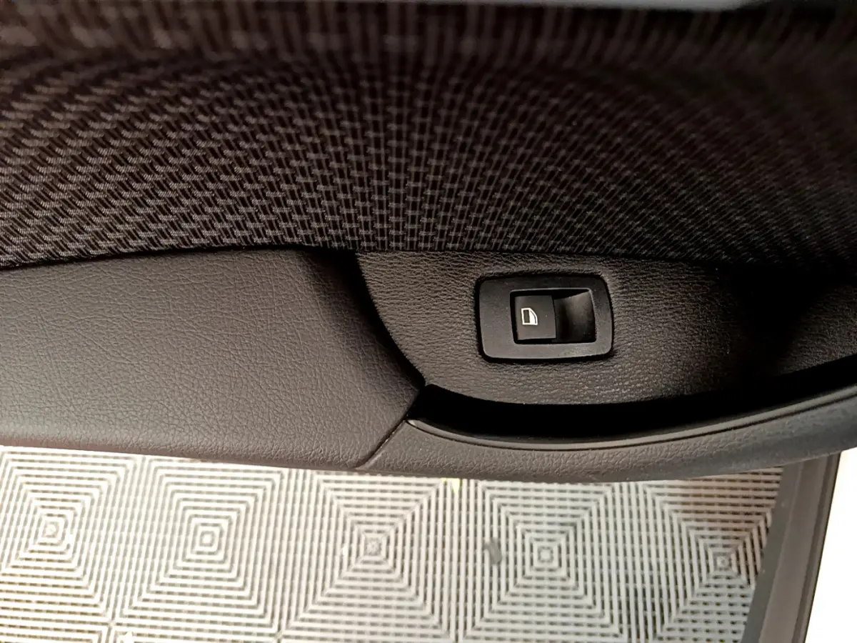 Détail de la poignée intérieure de porte arrière avec bouton de verrouillage sur BMW X2 blanc 2023