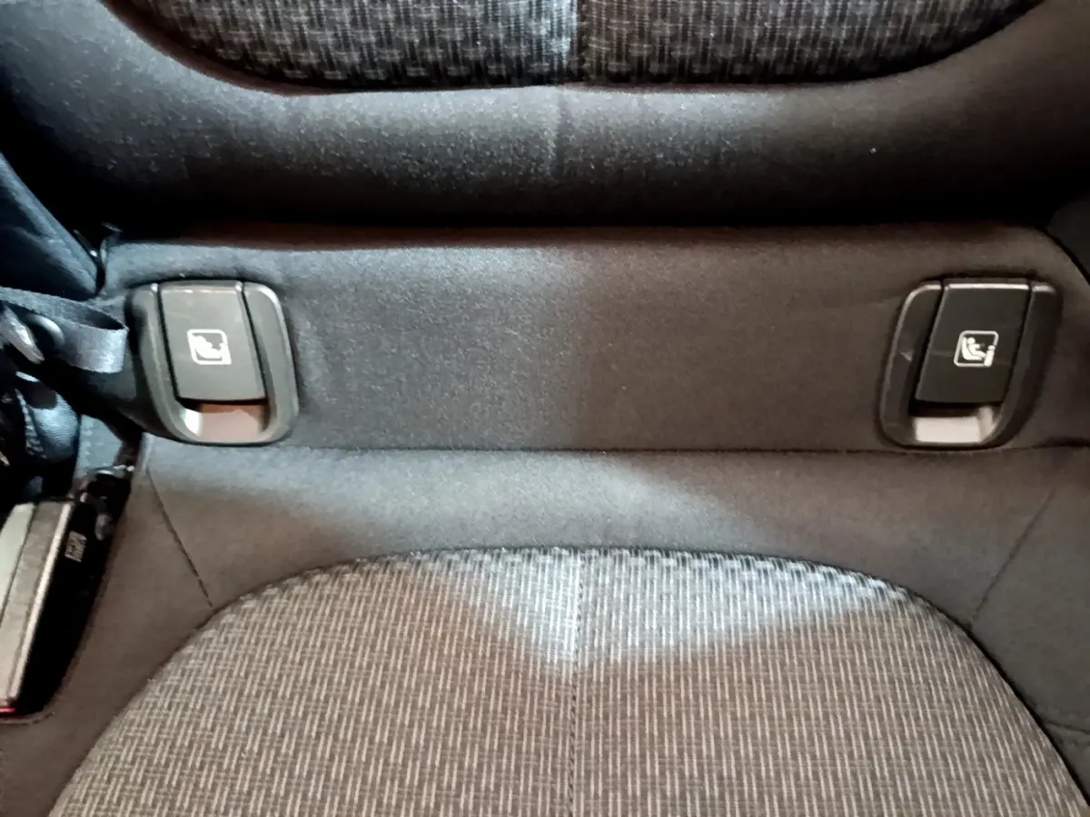 Gros plan sur les commandes de rabattement des sièges arrière du BMW X2 blanc, version sDrive18i Business DesignDKG7.